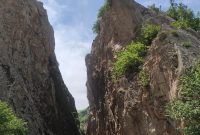 * بشکافته سنگ *